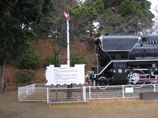 国鉄蒸気機関車 D51 499 と、腕木式信号機